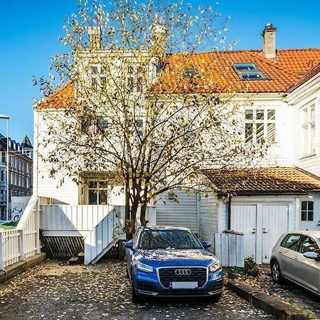 Central Apartment With Balcony, Self-Check In & Private Entrance Bergen Eksteriør billede