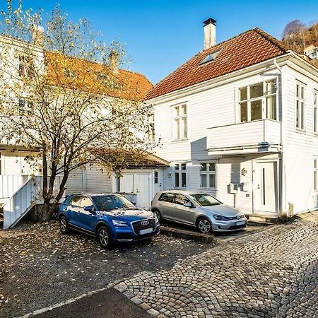 Central Apartment With Balcony, Self-Check In & Private Entrance Bergen Eksteriør billede