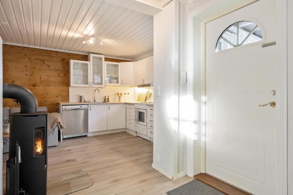 Central Apartment With Balcony, Self-Check In & Private Entrance Bergen Eksteriør billede