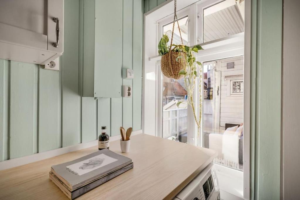 Central Apartment With Balcony, Self-Check In & Private Entrance Bergen Eksteriør billede